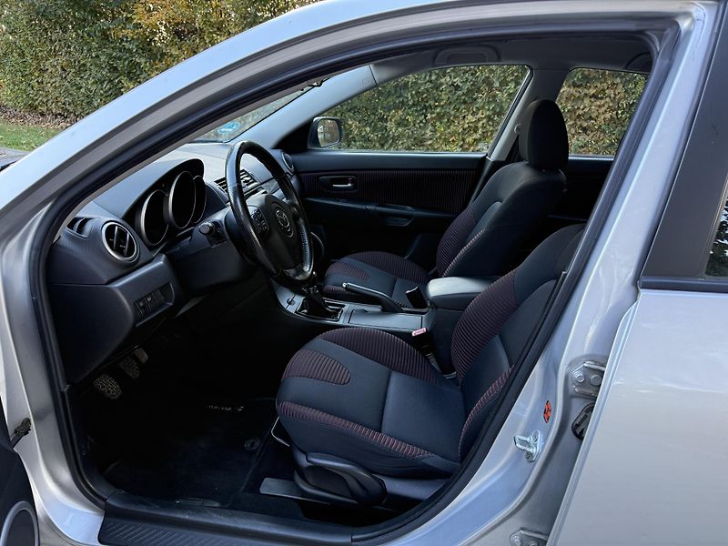 Mazda 3 2.0 Sport - fotka 18 z 32