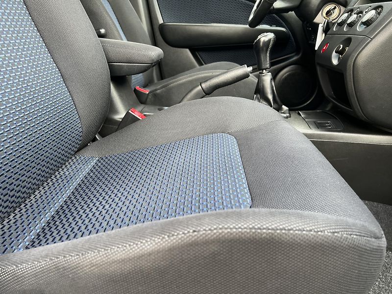 Mitsubishi Outlander Navigator 2.0i 4x4 KLIMA ALU - fotka 27 z 32