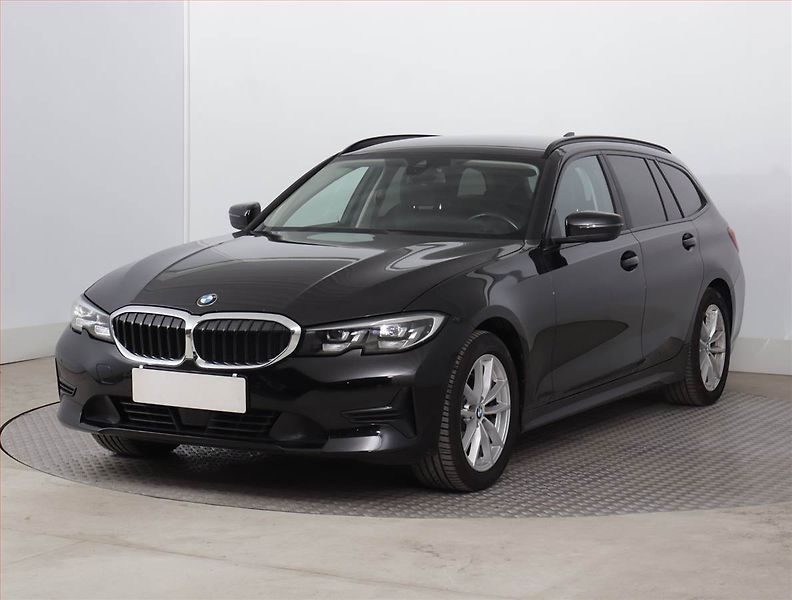 BMW Řada 3 (2022) Advantage 318 d, Automat - fotka 2 z 22