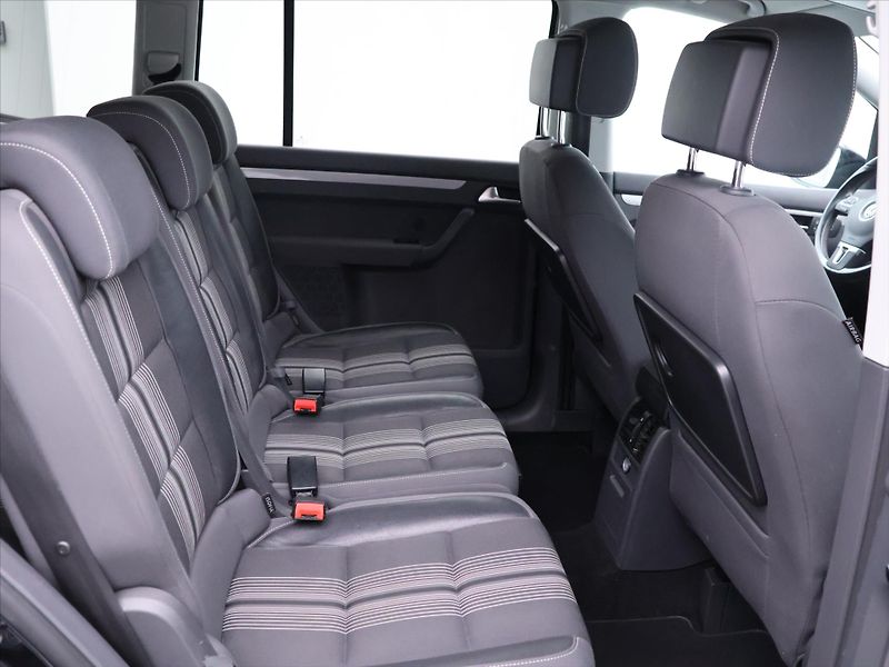 Volkswagen Touran 1,2 TSI Match 7-Míst Serv.knih - fotka 13 z 35