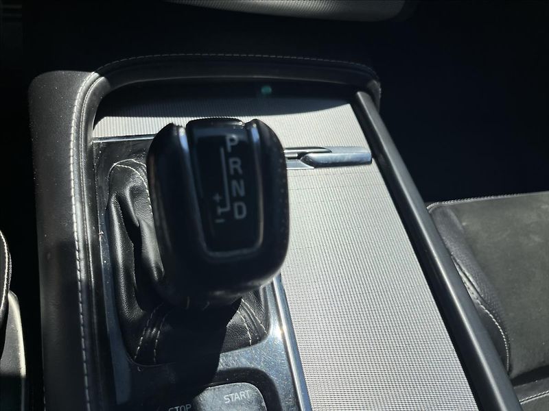 Volvo XC90 2,0 D5 R-DESIGN AWD SERVIS DPH - fotka 28 z 54