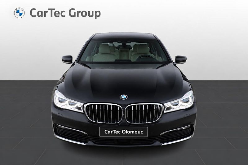 BMW Řada 7 750Li xDrive - fotka 2 z 17