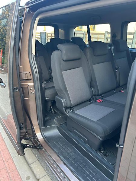 Peugeot Traveller (2017) - fotka 9 z 15
