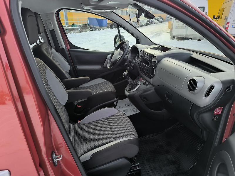 Peugeot Partner Tepee (2010) 1.6 HDi SERVISKA,DOLOŽENÉ KM - fotka 17 z 32