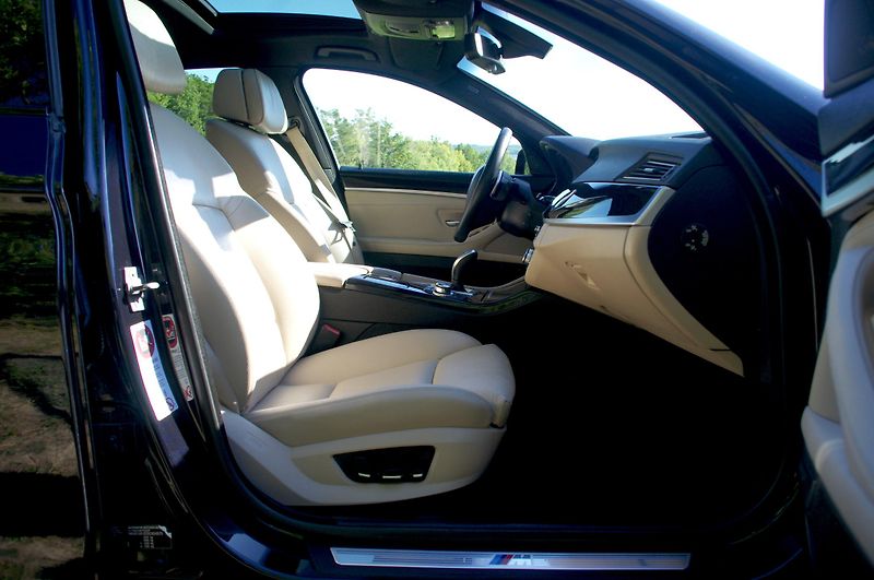 BMW Řada 5 (2012) 550i XDRIVE automat. 2.majitel - fotka 21 z 30