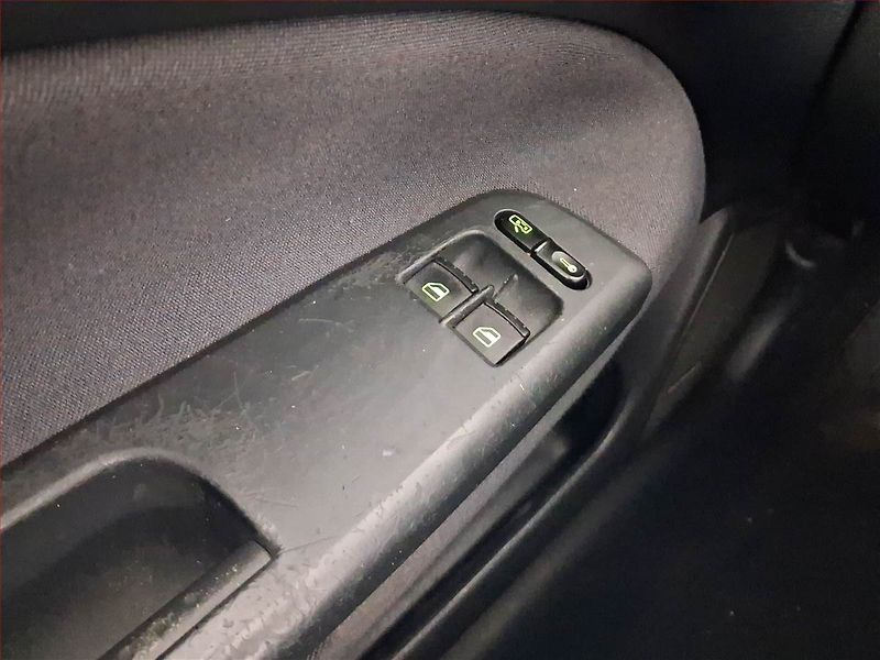 Škoda Octavia (2010) 1.6, nová STK, dobrý stav - fotka 17 z 18