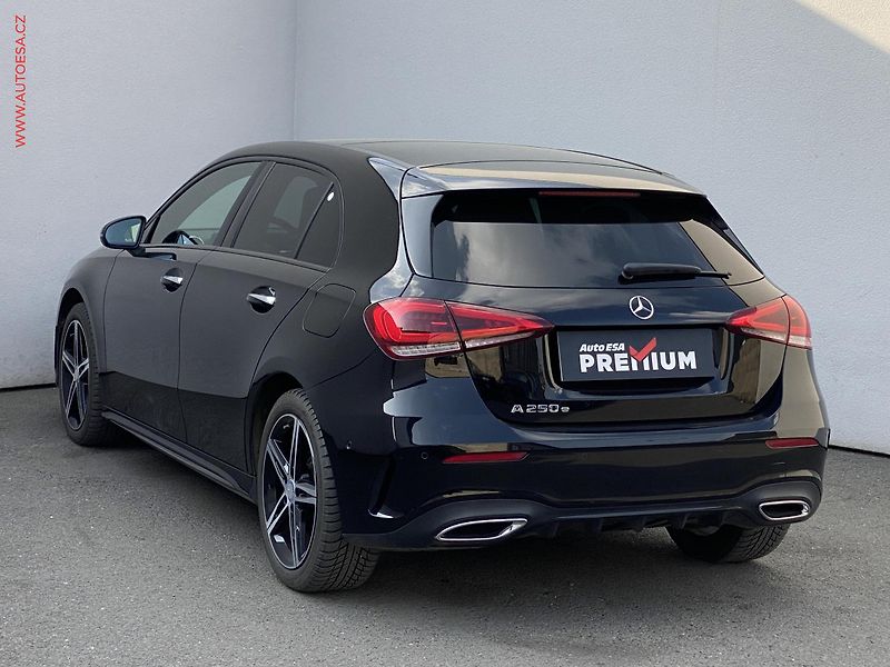 Mercedes-Benz Třídy A (2022) 1.3i A250e, AT, LED, panor, - fotka 6 z 27