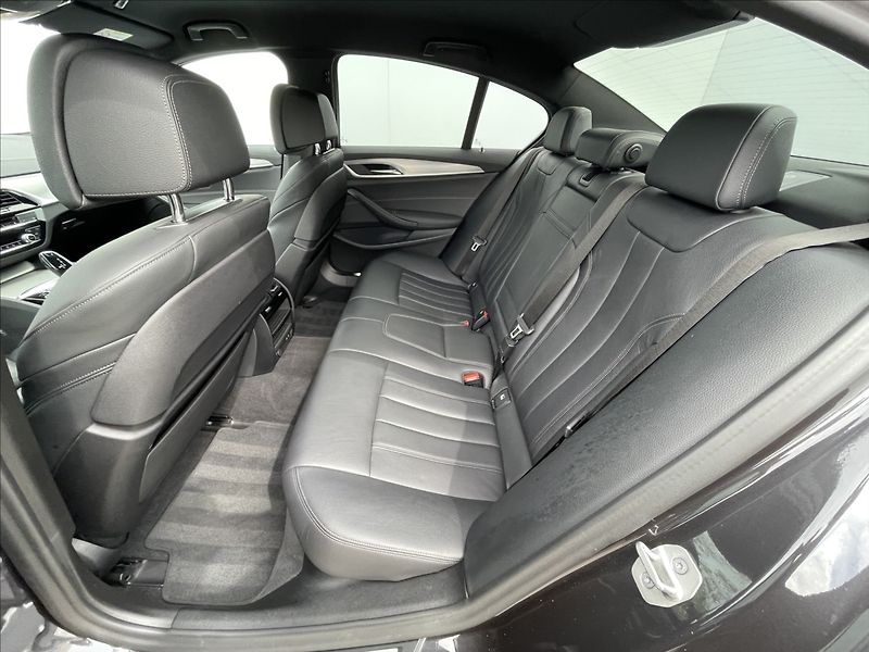 BMW Řada 5 2,0 530e xDrive A8 Luxury Line - fotka 15 z 22