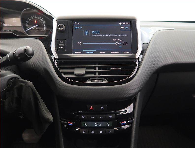 Peugeot 2008 (2017) 1.2 PureTech, Automat, ČR - fotka 12 z 21