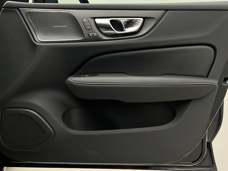 Volvo V60 B4 PLUS DARK PANORAMA - fotka 26 z 49