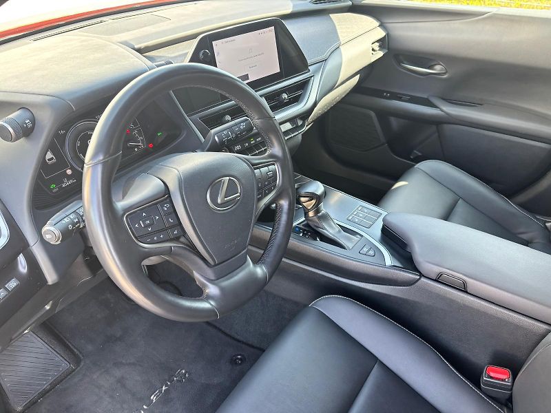 Lexus UX 250h 2,0 HSD F Sport Design AWD - fotka 11 z 29