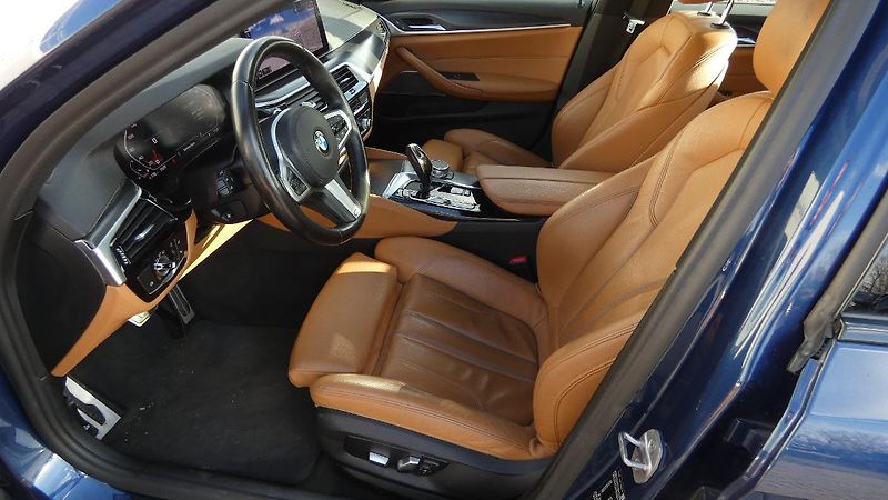BMW Řada 5 M 550i xDrive - fotka 19 z 25