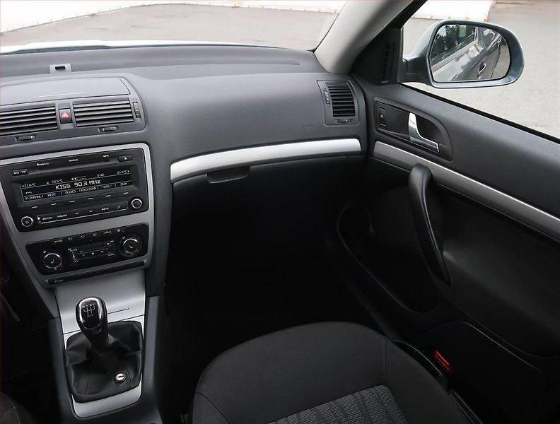 Škoda Octavia (2011) Elegance 1.6 TDI, Tempomat - fotka 8 z 18