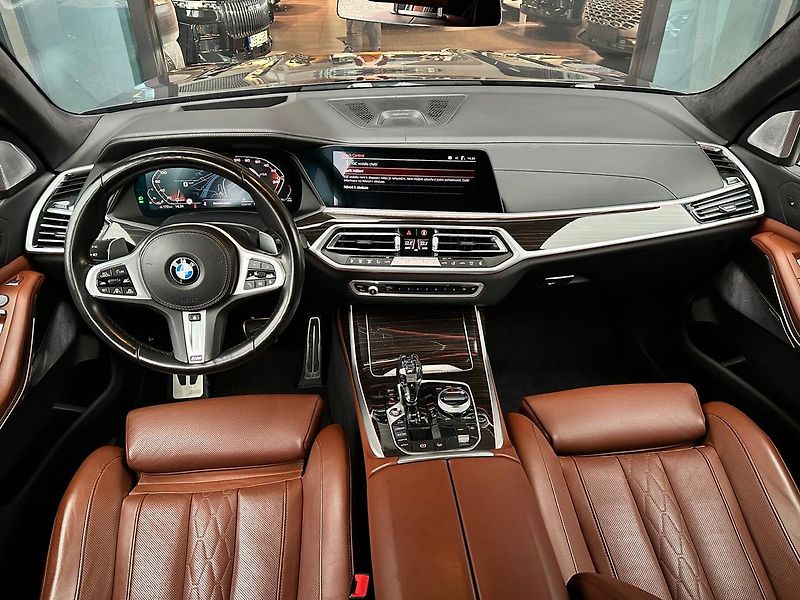 BMW X7 50i xDrive Individual B&W - fotka 6 z 19