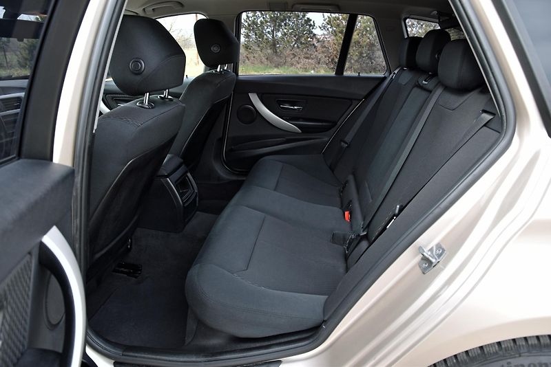 BMW Řada 3 318d (2.0) 6st, NAVI, ALU, PDC - fotka 35 z 51