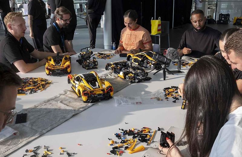Replika McLarenu P1 v reálné velikosti se skládá z 342 817 dílků, váží přibližně 1220 kilogramů.