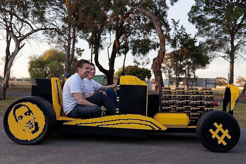 Funkční automobil postavený z Lega.