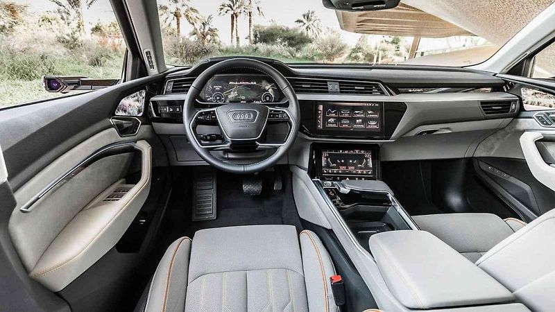 Audi E-Tron při testech v Dubaji
