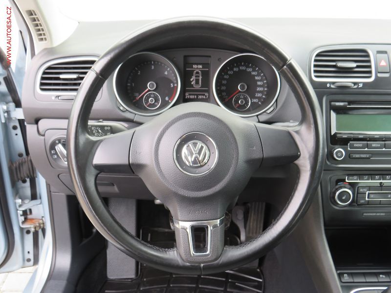 Volkswagen Golf (2011) 1.6 TDi, Panor, výhřev sed - fotka 17 z 19