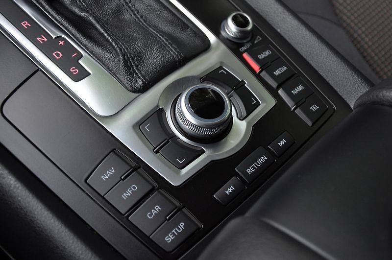Audi Q7 (2010) 3.0 TDi V6 QUATTRO,XENONY,FACE - fotka 24 z 47