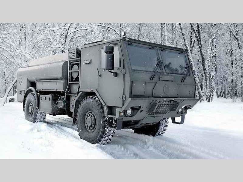 Tatra Force 8x8 – vozidlo pro přepravu potrubí.