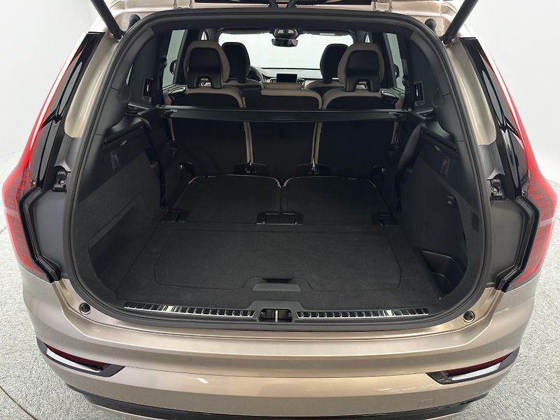 Volvo XC90 (2026) T8 AWD Plug-in ULTRA DARK 7m - fotka 5 z 28