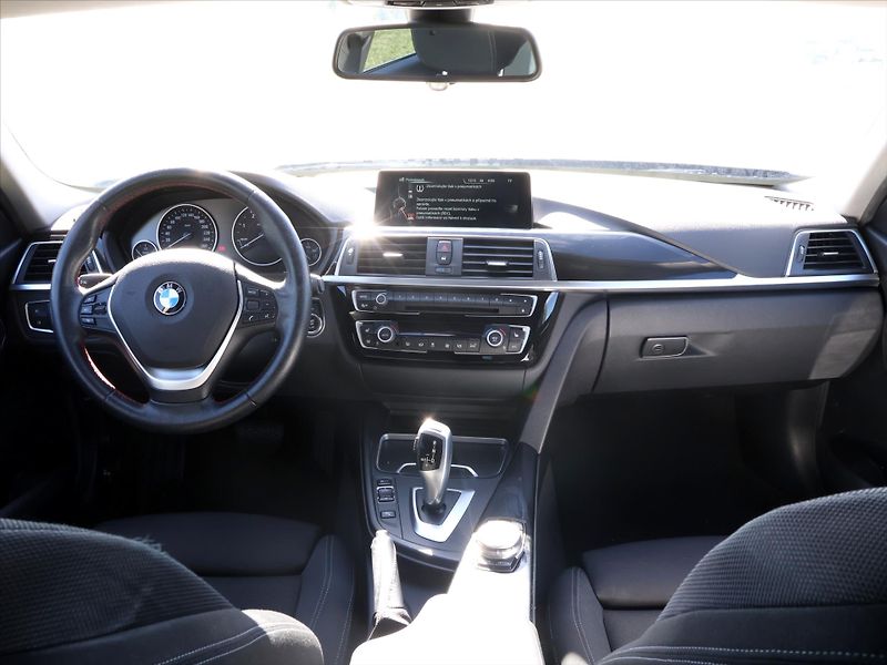 BMW Řada 3 2,0 320d xDrive 140kW Sport - fotka 25 z 32