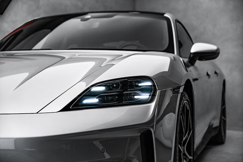 Porsche Taycan 4 Sport Chrono Pano - fotka 9 z 24
