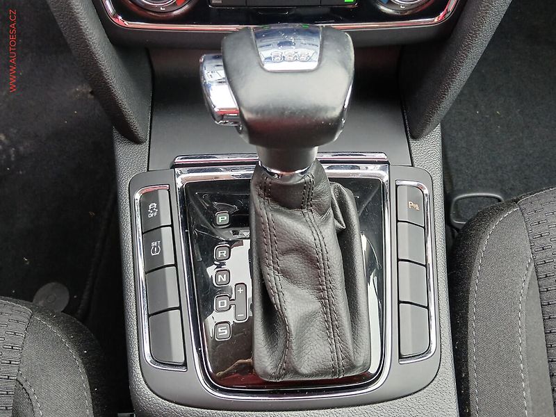 Škoda Superb (2011) 2.0TDi, DSG, výhřev sed. - fotka 17 z 21