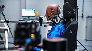 Záběr na figurínu připravenou k testování opěrky hlavy.