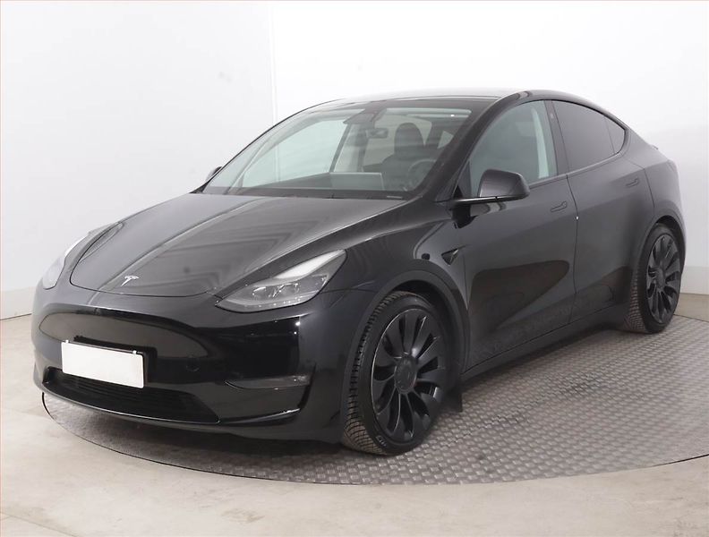 Tesla Model Y (2023) Performance 79kWh, SoH 92% - fotka 2 z 21