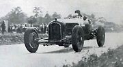 Louis Chiron v plné jízdě s Alfou Romeo P3 při Grand Prix I´ACF 1934. Foto: Wikimedia Commons, Omnia, volné dílo