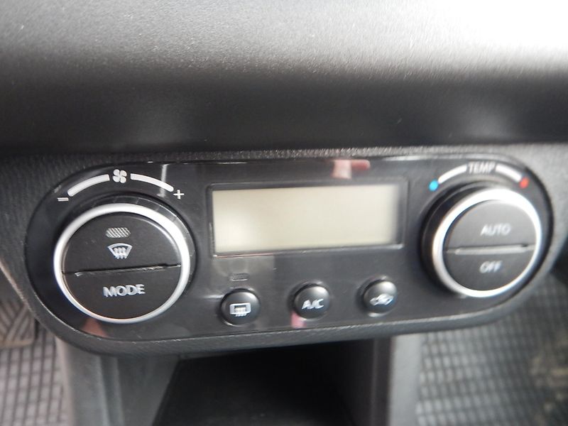 Suzuki Swift 1.3 GLX, ČR, DIGIKLIMA - fotka 21 z 28