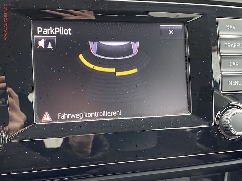 Škoda Octavia (2013) 1.6 TDi, Elegance, xenon - fotka 17 z 17