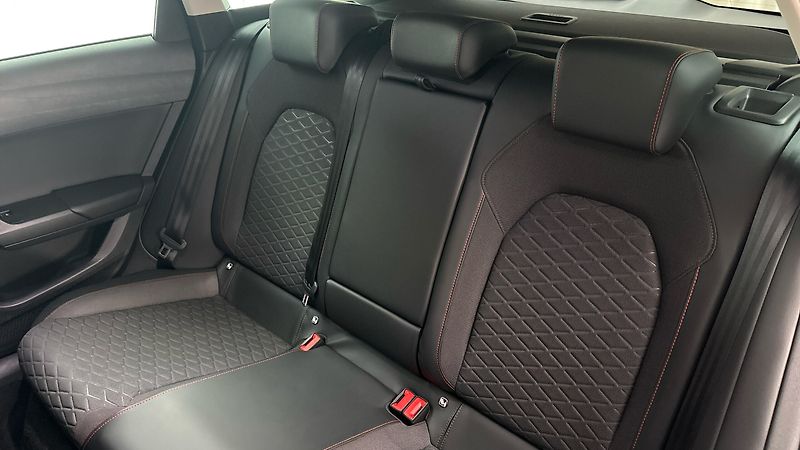 Seat Leon 2.0 TDI DSG FR Sportstourer - fotka 16 z 25