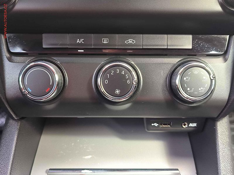 Škoda Octavia (2015) 1.6TDi, ČR, AC, park.čidla - fotka 14 z 17