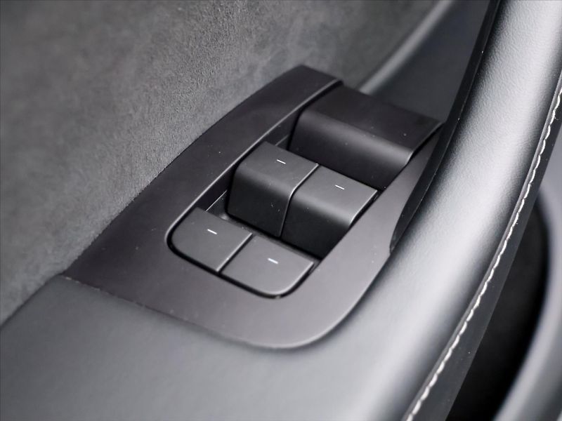 Tesla Model Y LR AWD sOH 92% 1.Maj DPH - fotka 15 z 32