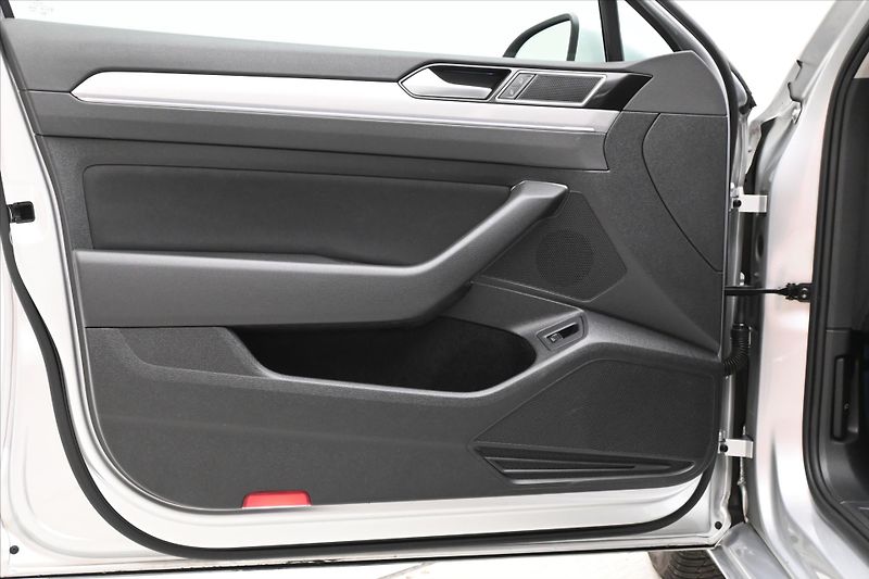 Volkswagen Passat 2,0 TDI 110 kW DSG Business Zá - fotka 25 z 32