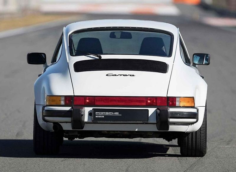 Jaroslav Juhan s dalšími členy závodního týmu Porsche. Je na snímku čtvrtý zleva.