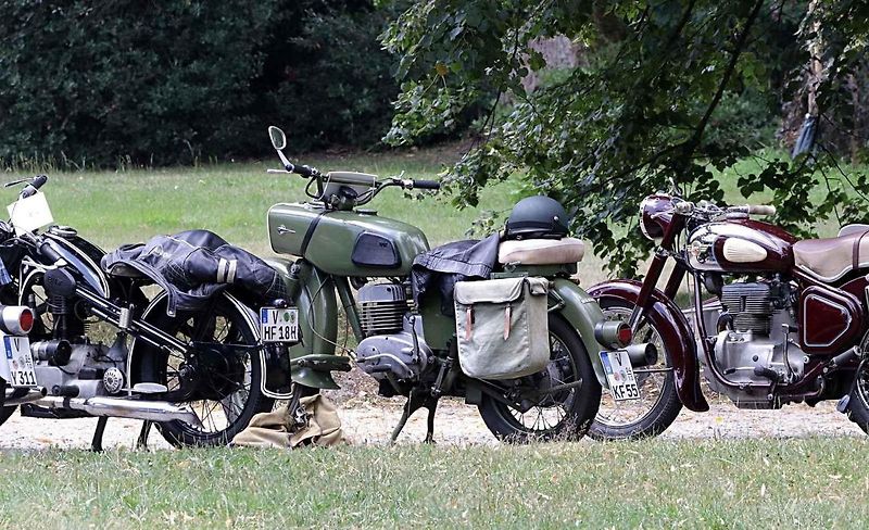 Sokolovská soutěž ElegancRallye vystavila železné miláčky u zámku Kynžvart