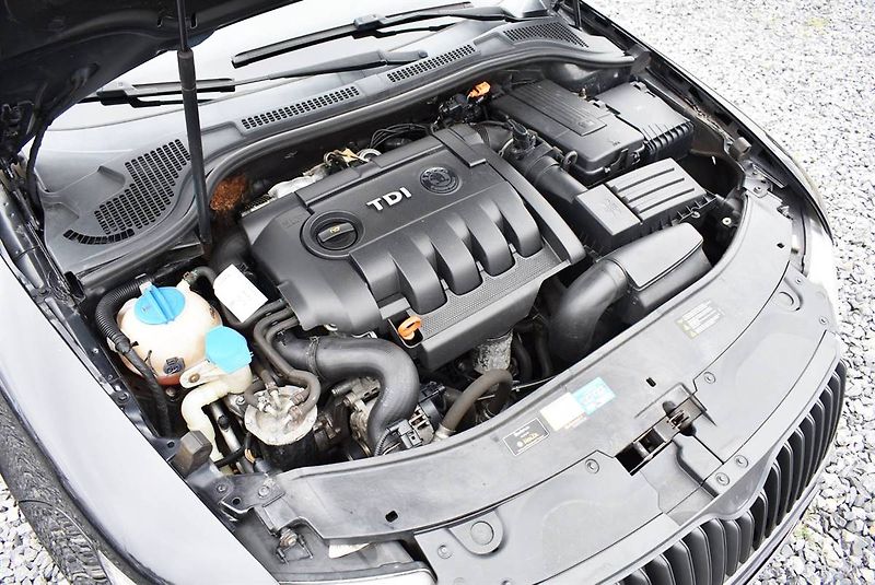 Škoda Superb 2,0 TDI SERVIS STK NOVÉ DSG! - fotka 19 z 19