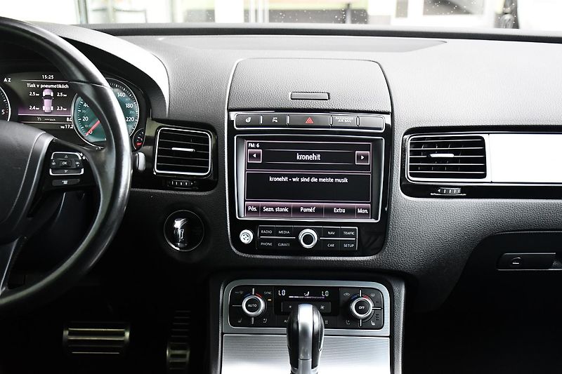Volkswagen Touareg 3.0TDi V6 4M R-LINE TAŽNÉ ČR - fotka 9 z 44