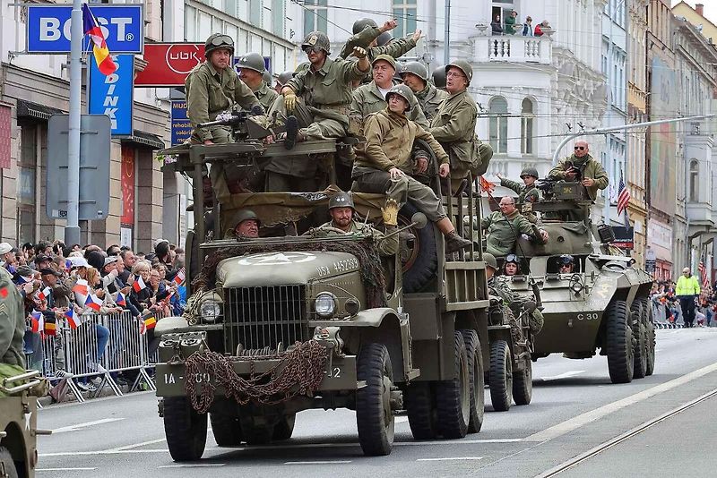 Plzní projel Konvoj svobody. Stovky kusů historické vojenské techniky v neděli projely z Bor do centra města. Ulice lemovaly tisíce diváků.