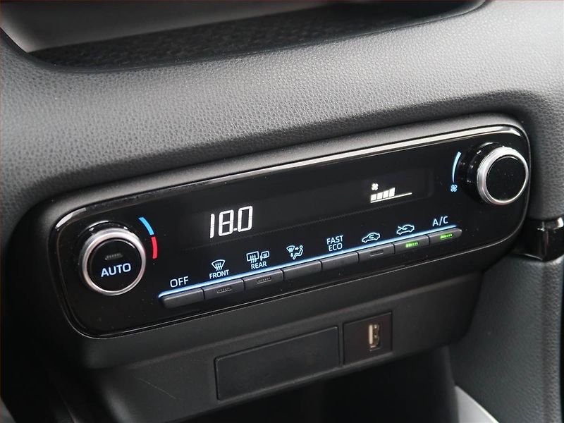 Toyota Yaris (2022) 1.5 VVT-i Hybrid, Automat - fotka 16 z 19
