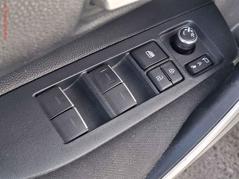 Toyota Corolla (2023) 1.5i, 1.maj,ČR, Dynamic, LED - fotka 11 z 20