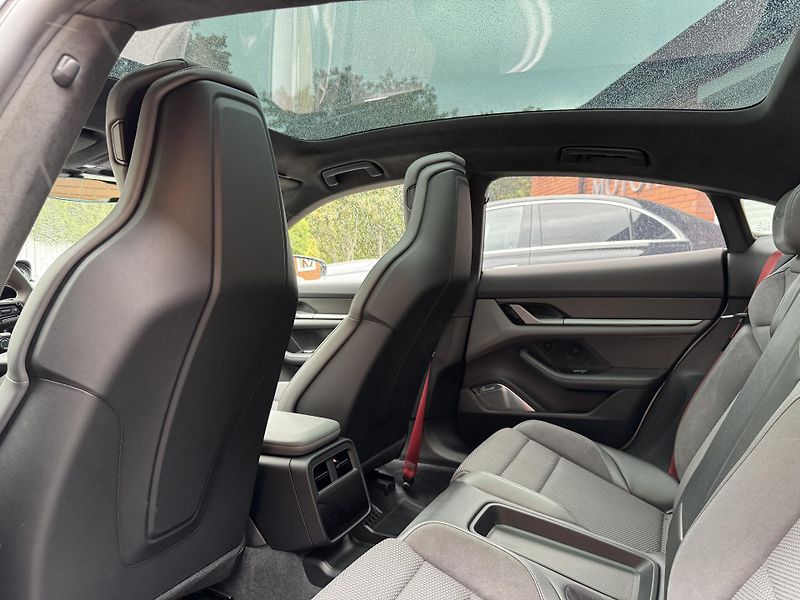 Porsche Taycan TURBO S-CARBON-MASÁŽE-BURMESTE - fotka 33 z 38
