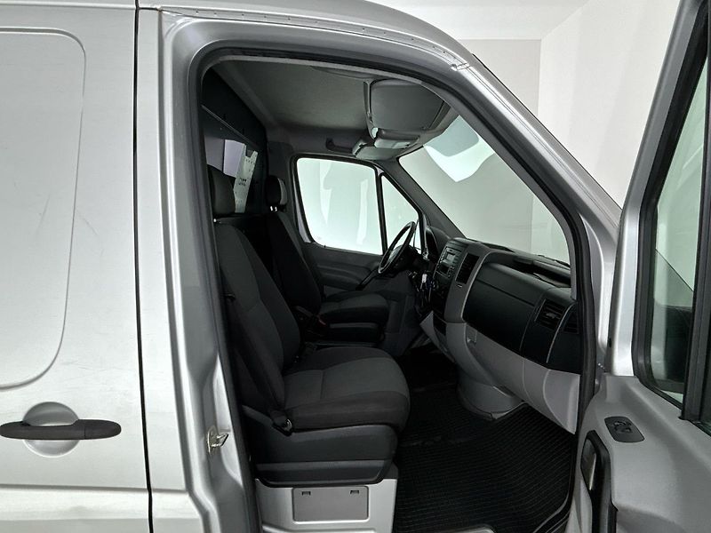 Volkswagen Crafter Skříň skříňový vůz  2,0 TDI - fotka 9 z 24