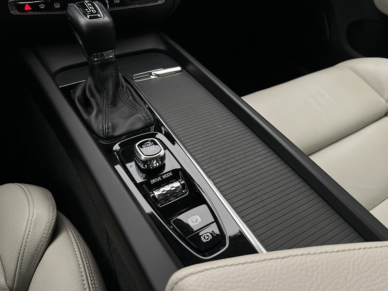 Volvo V60 D4 MOMENTUM AUT - fotka 24 z 46