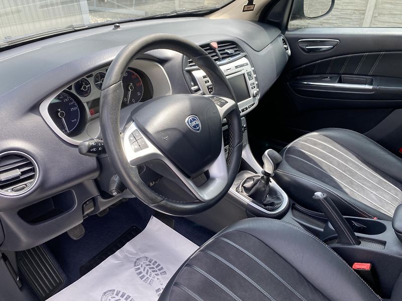 Lancia Delta 2.0JTD 165PS SPORT NAVI SERVIS - fotka 95 z 169