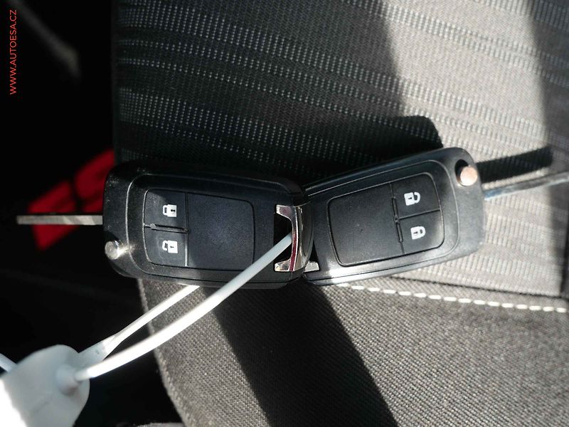 Opel Astra (2011) 1.4 i, AC, výhřev sed - fotka 19 z 19